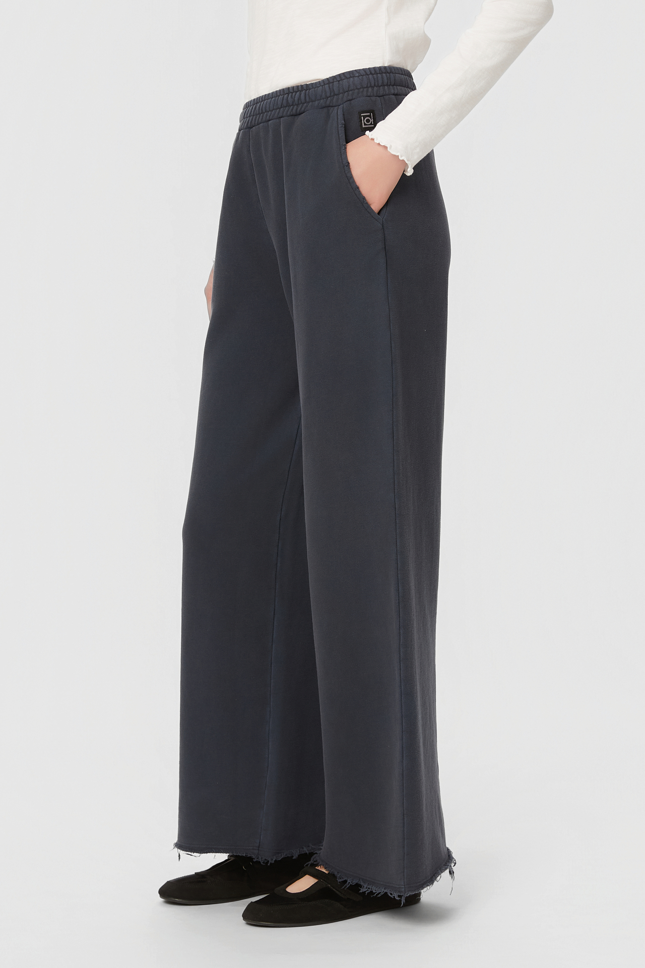 WIDELEG SWEATPANTS WITH RAW EDGES