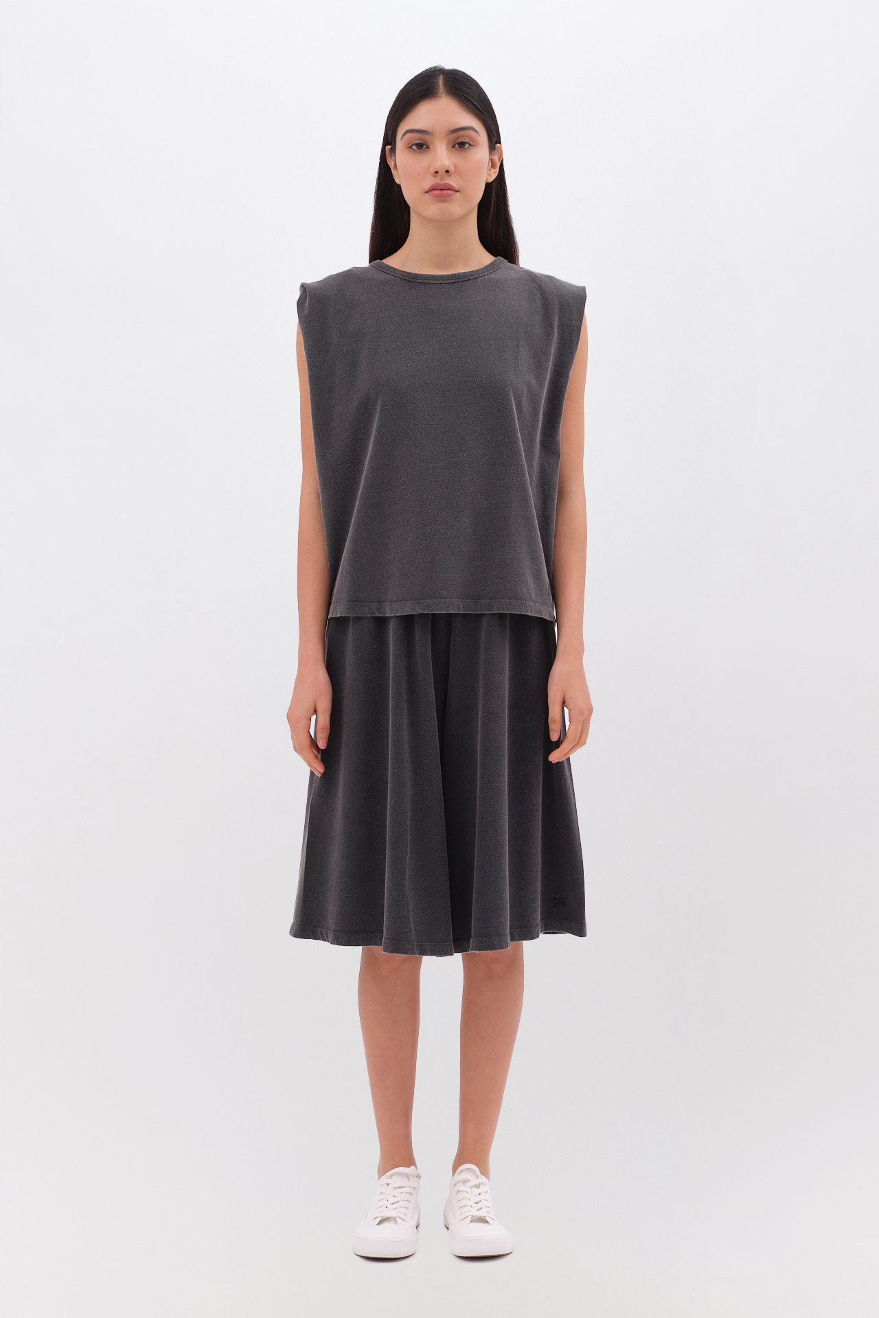 SLEEVELESS T-SHIRT