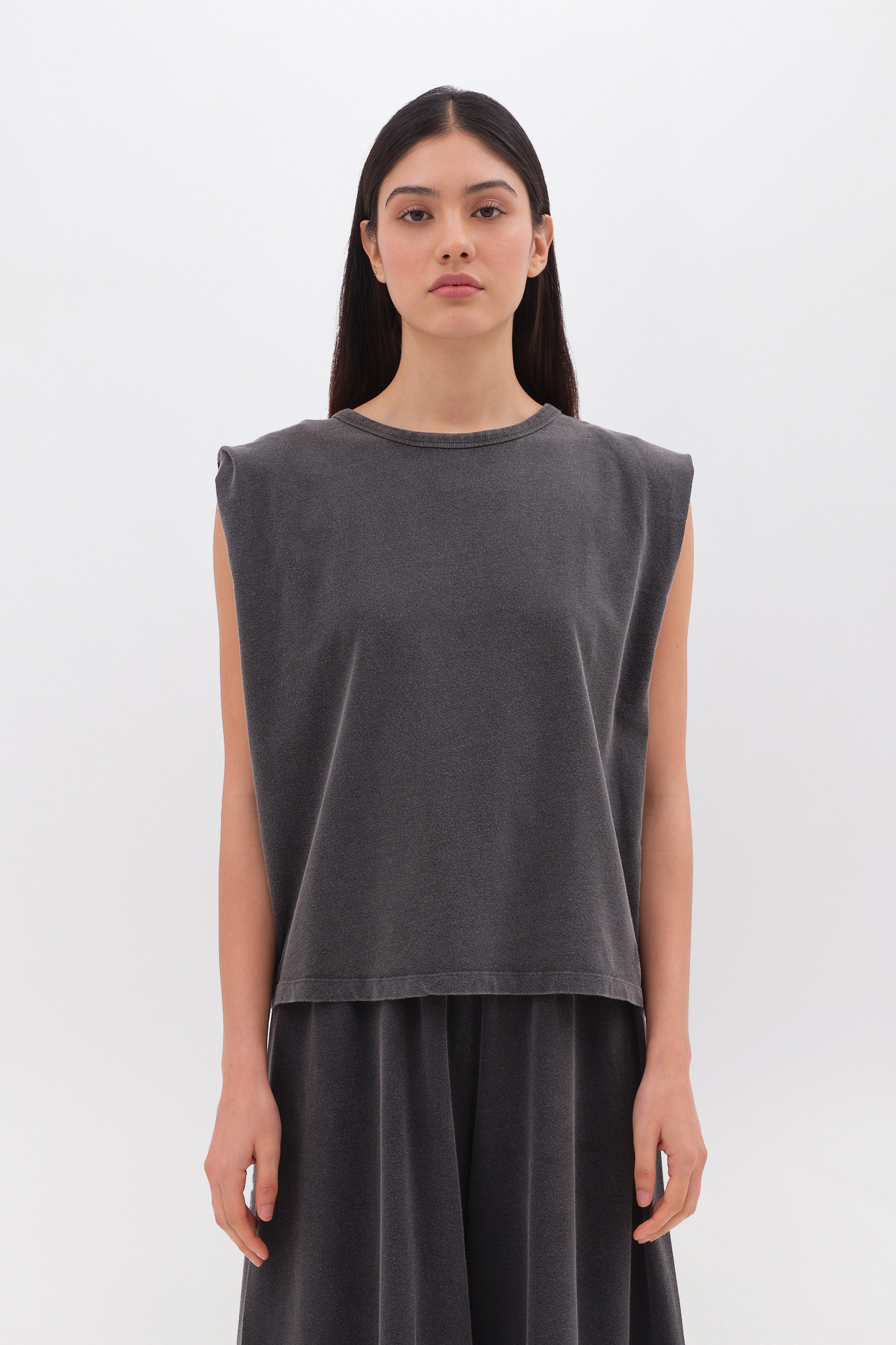 SLEEVELESS T-SHIRT