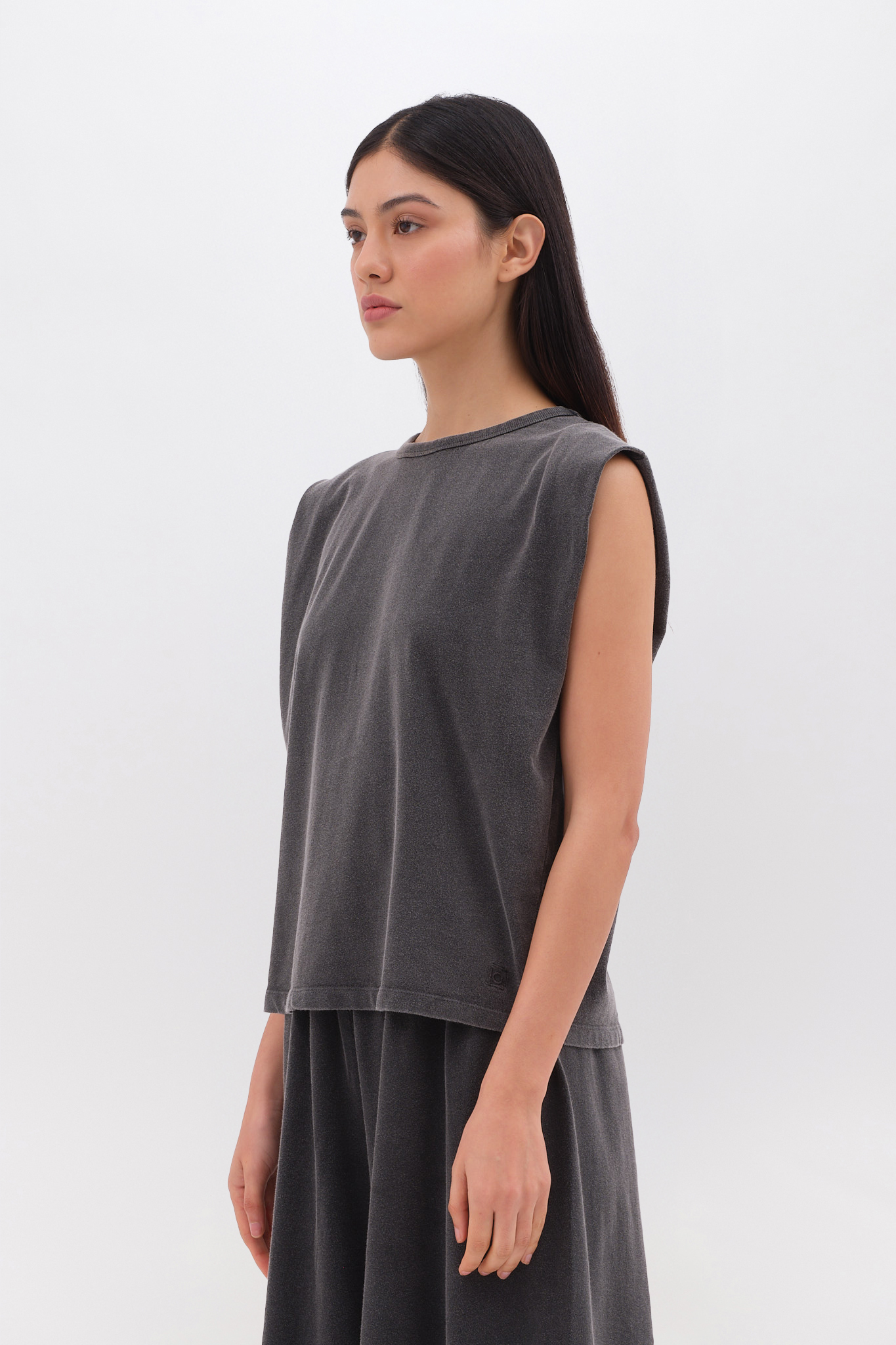 SLEEVELESS T-SHIRT