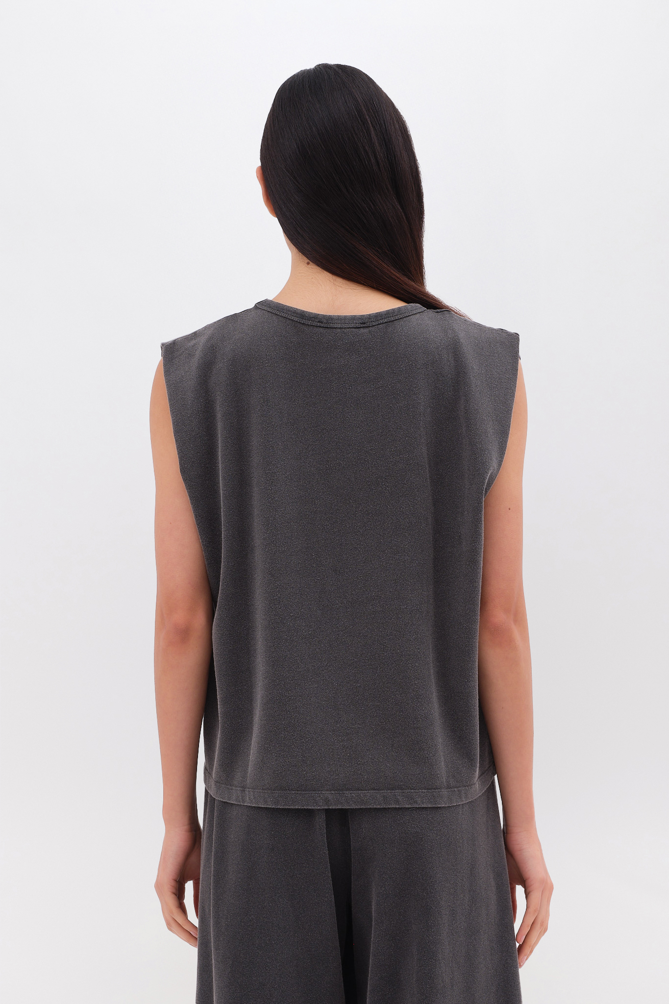 SLEEVELESS T-SHIRT