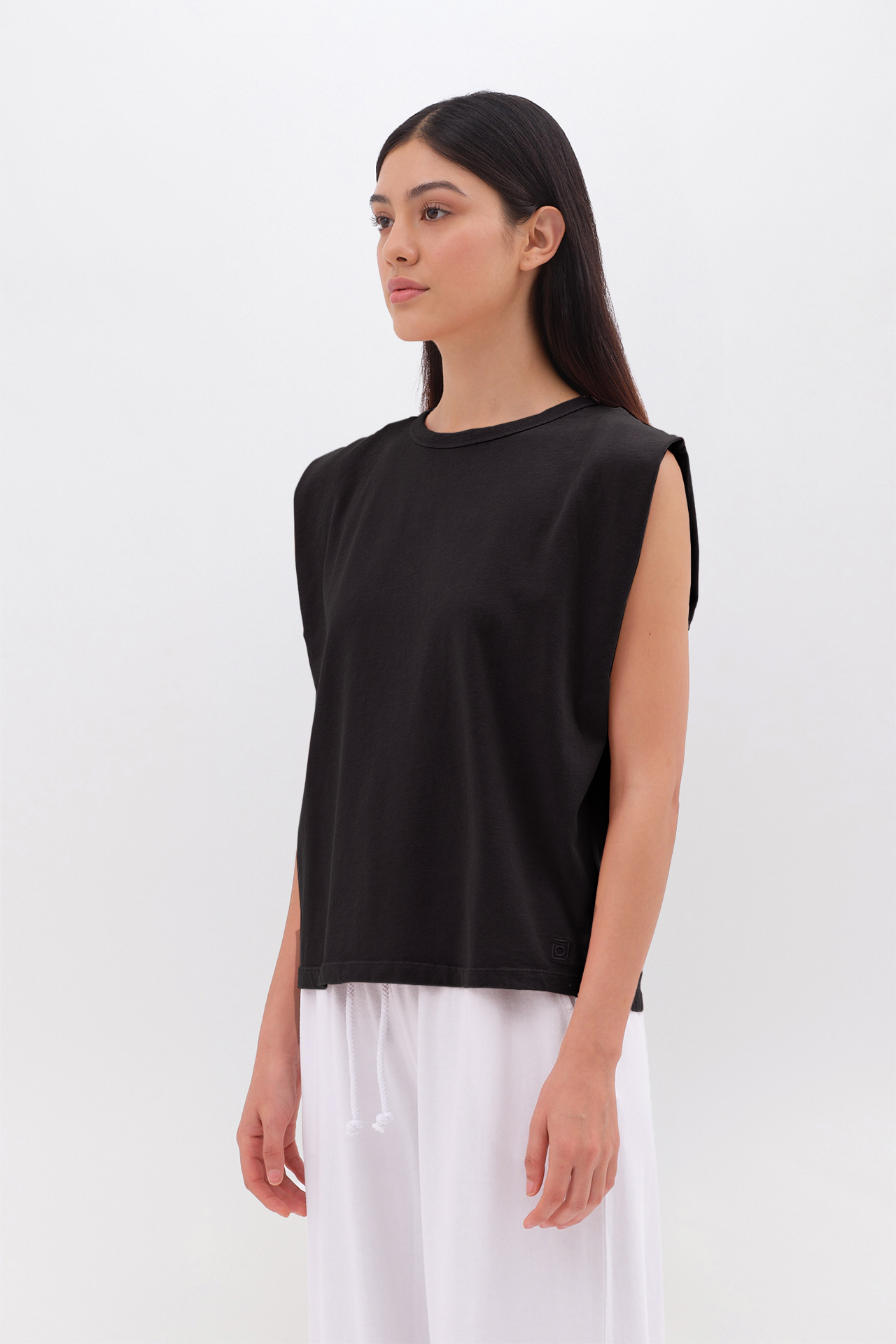 SLEEVELESS T-SHIRT