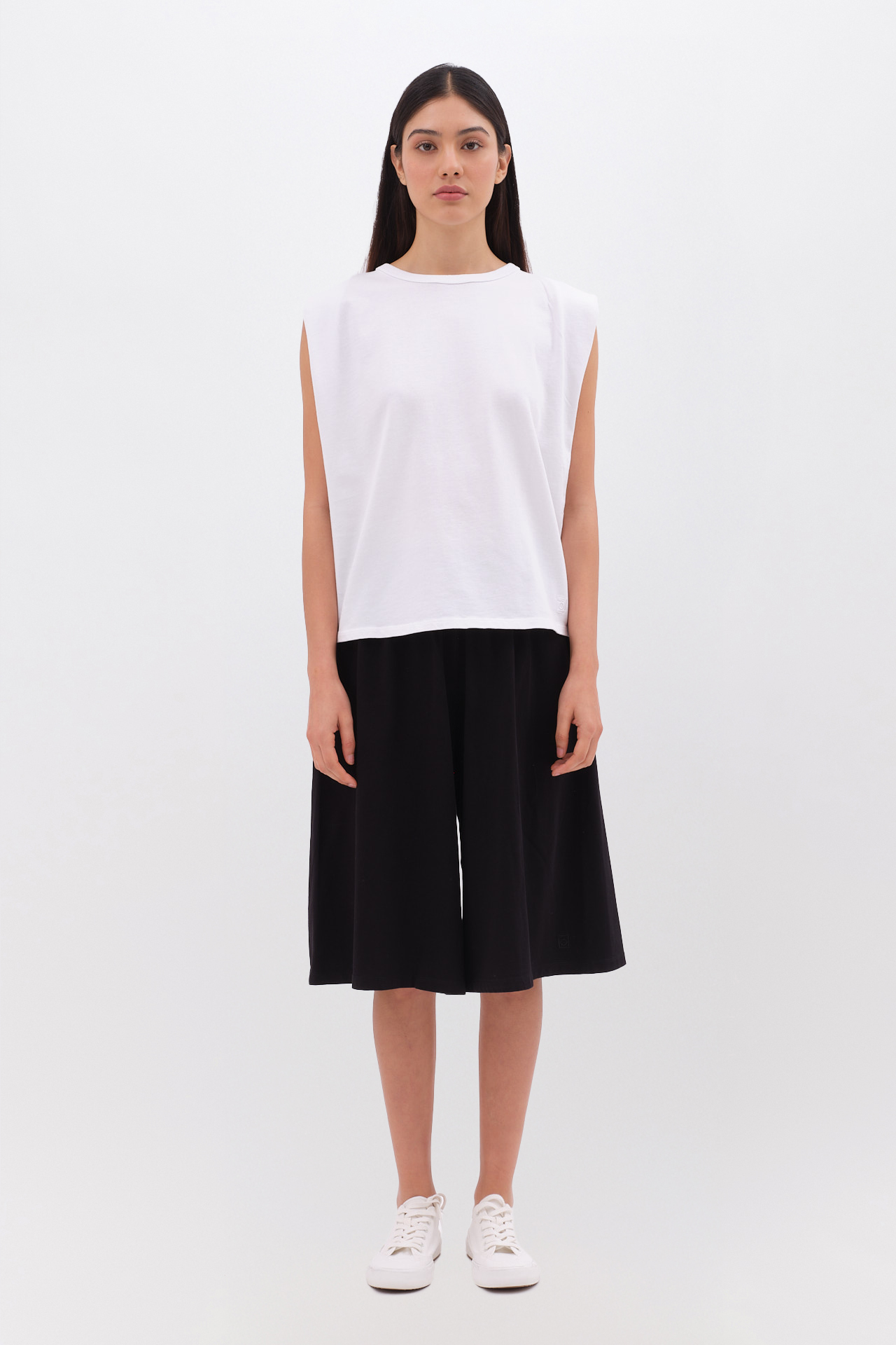 SLEEVELESS T-SHIRT