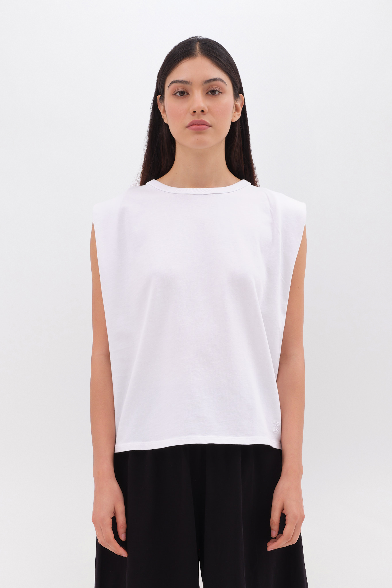 SLEEVELESS T-SHIRT
