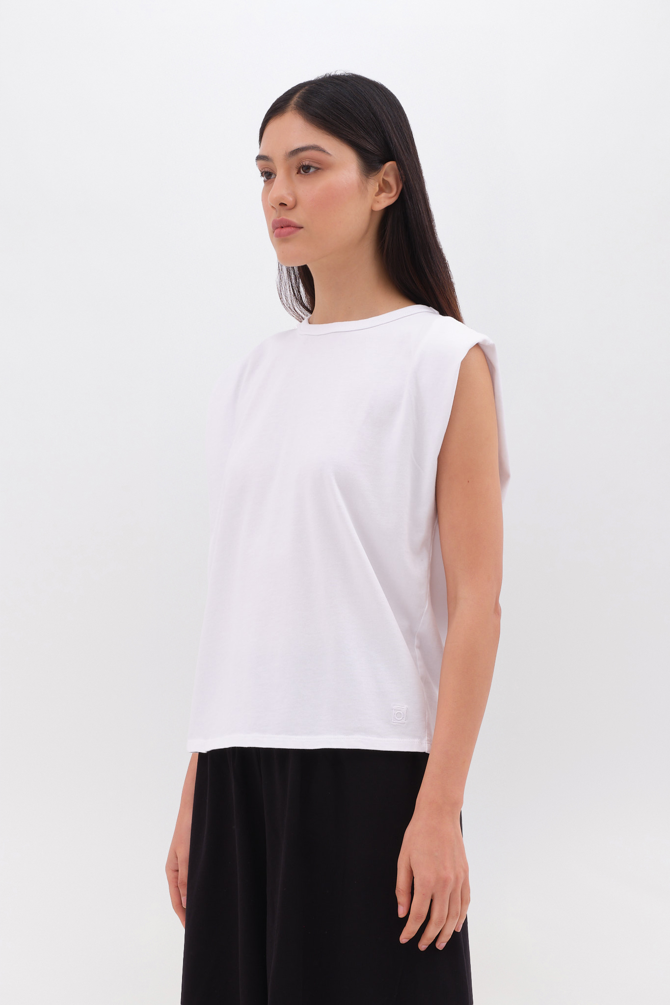 SLEEVELESS T-SHIRT
