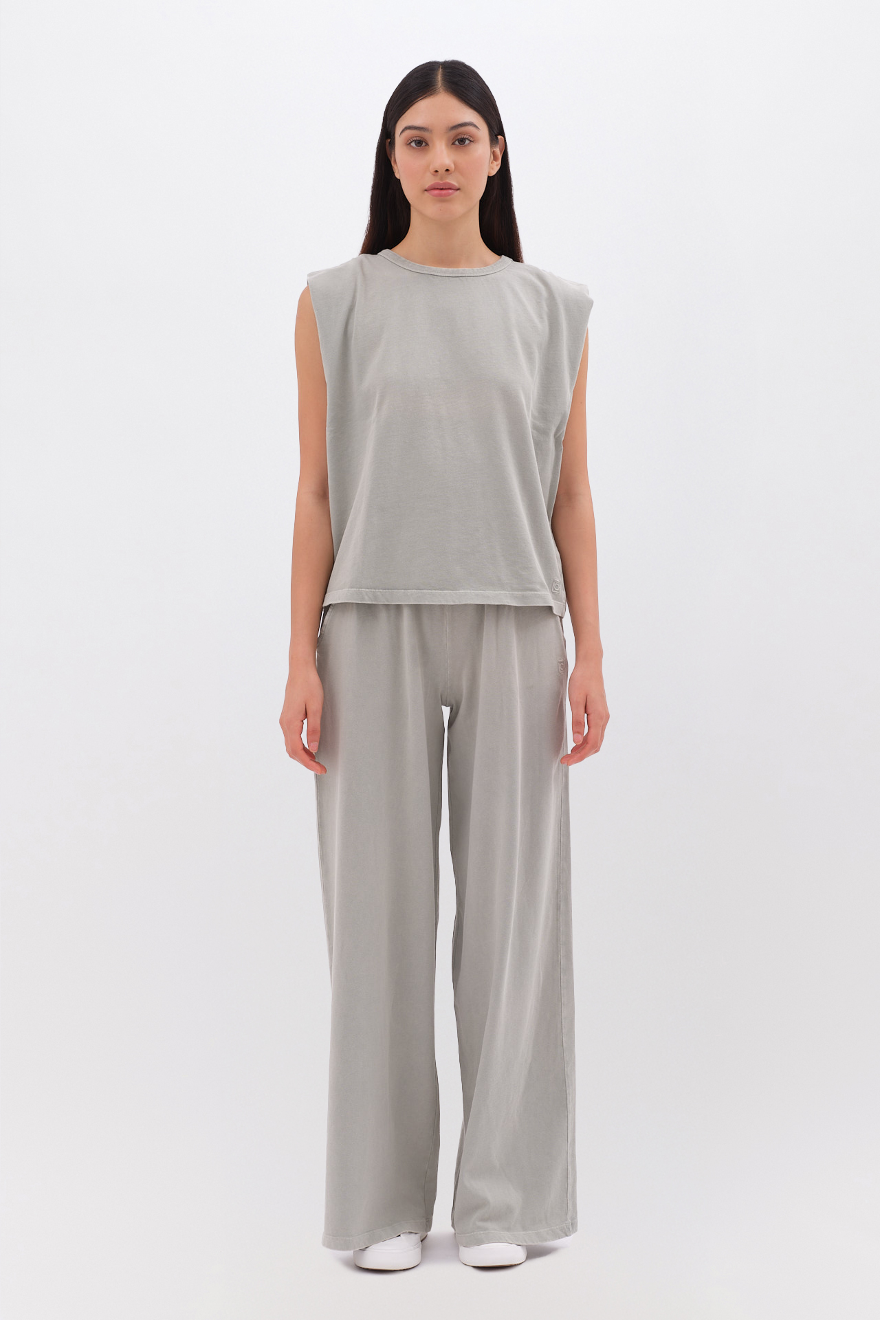 SLEEVELESS T-SHIRT