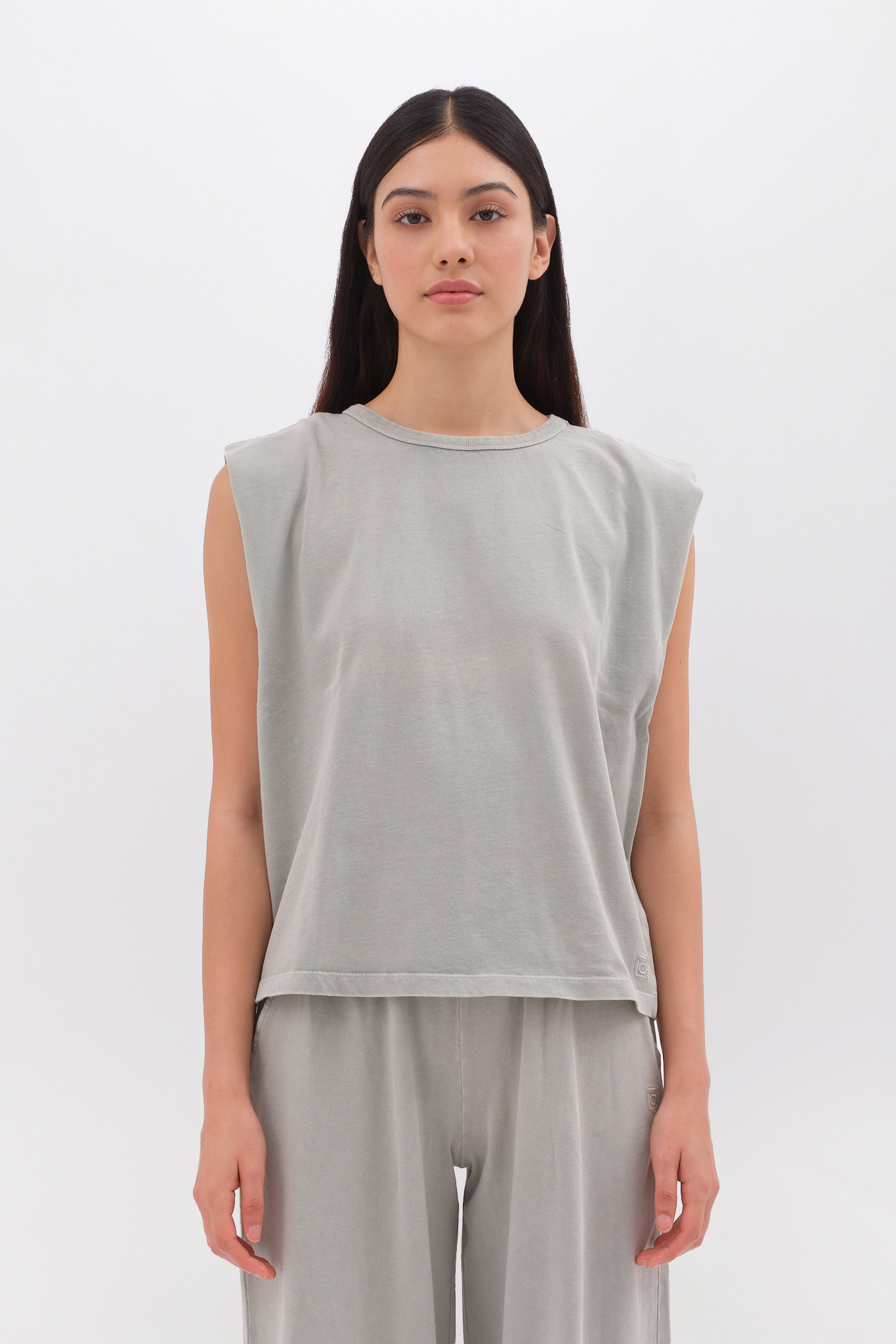 SLEEVELESS T-SHIRT