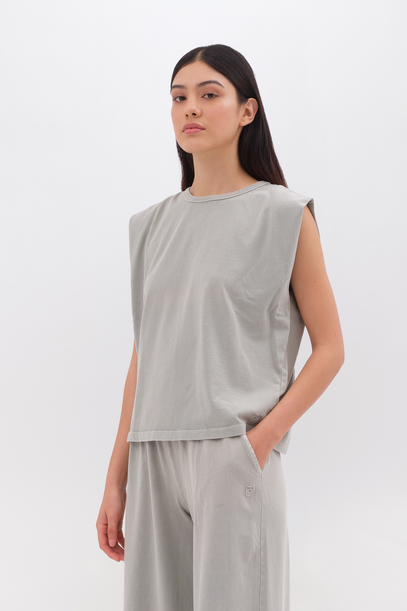 SLEEVELESS T-SHIRT