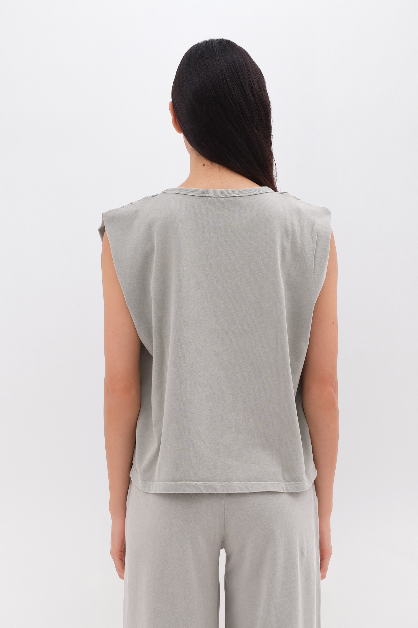 SLEEVELESS T-SHIRT