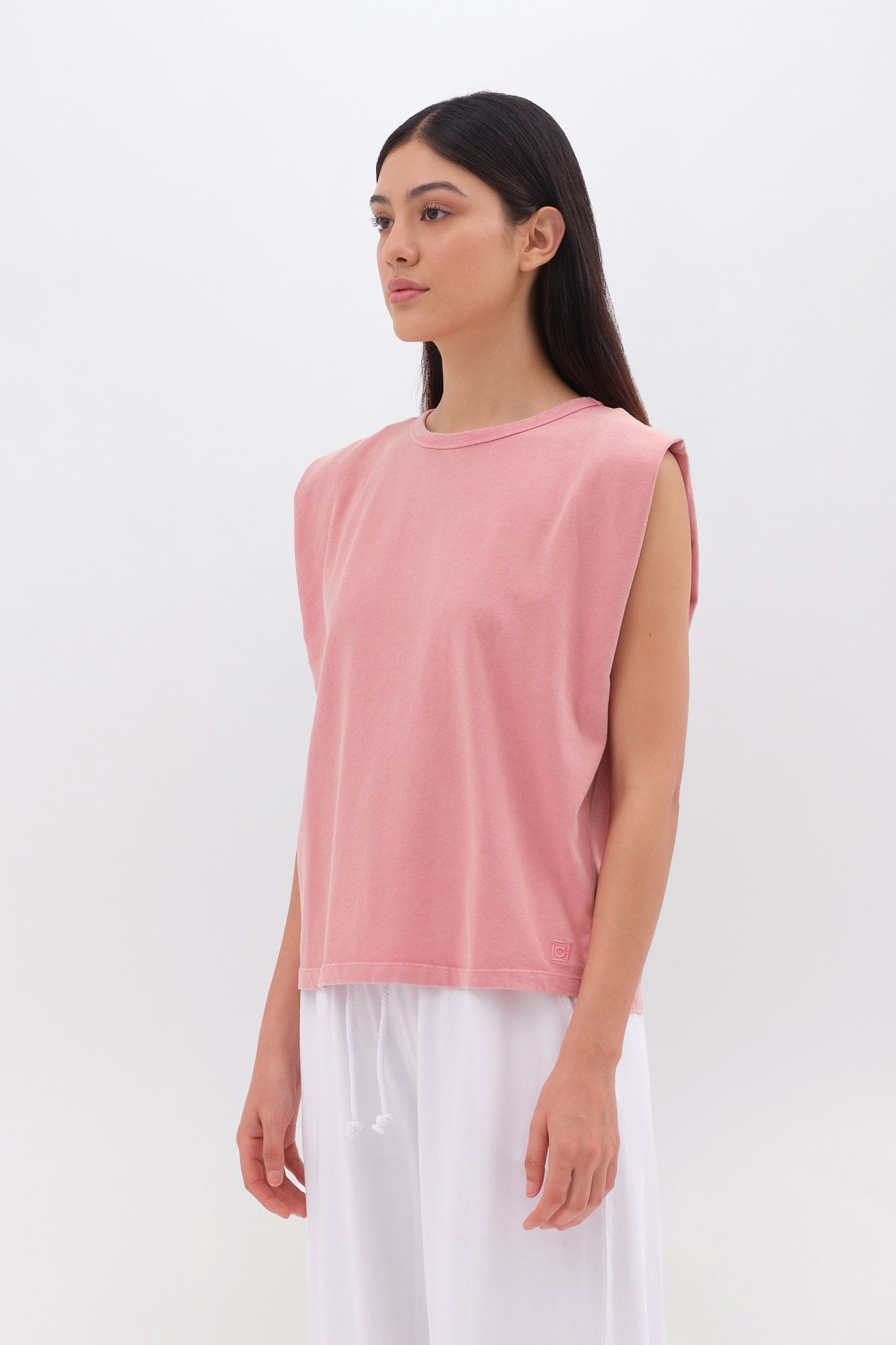 SLEEVELESS T-SHIRT