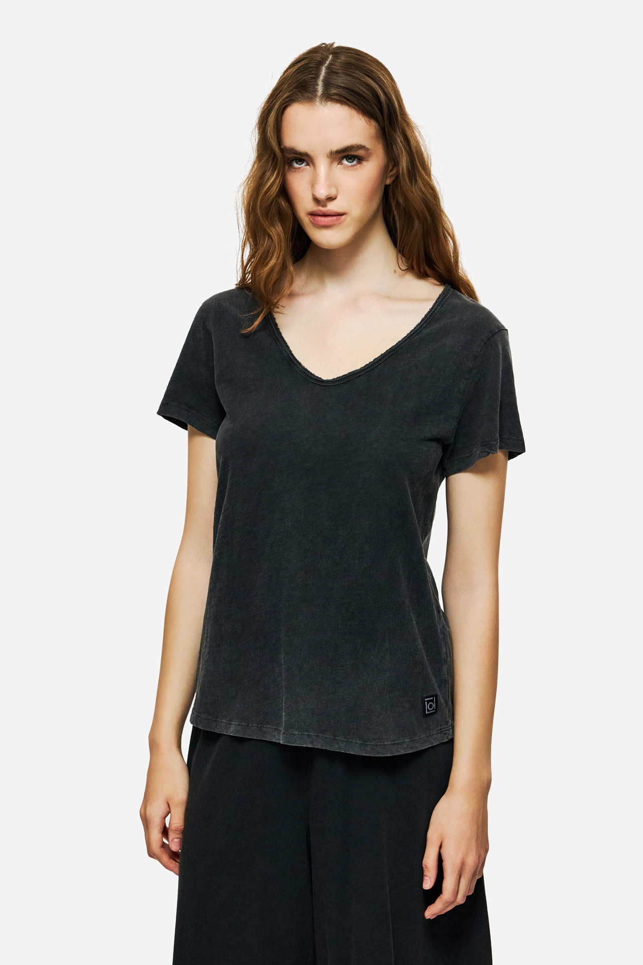 V-NECK T-SHIRT