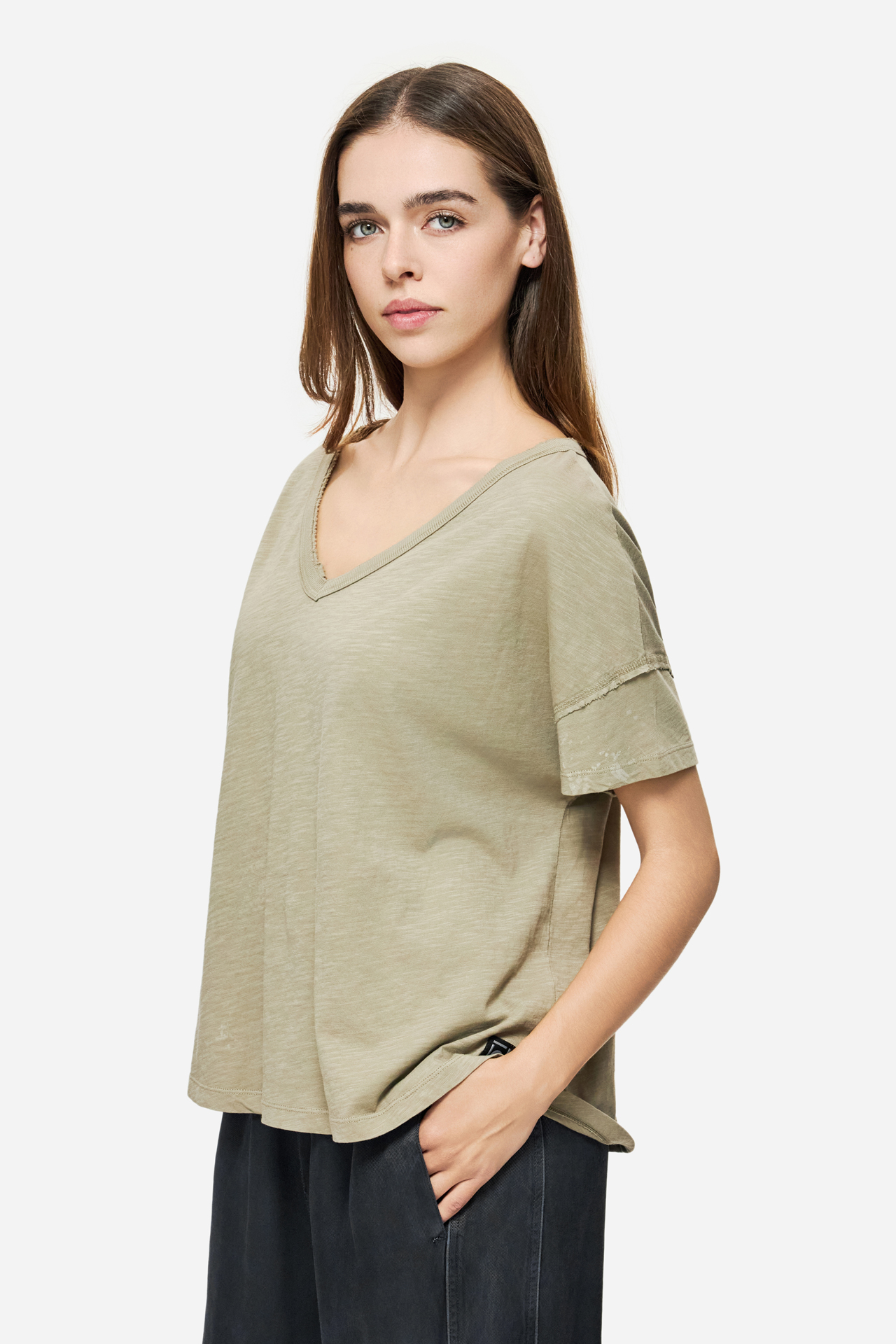 OVERSIZED V-NECK T-SHIRT