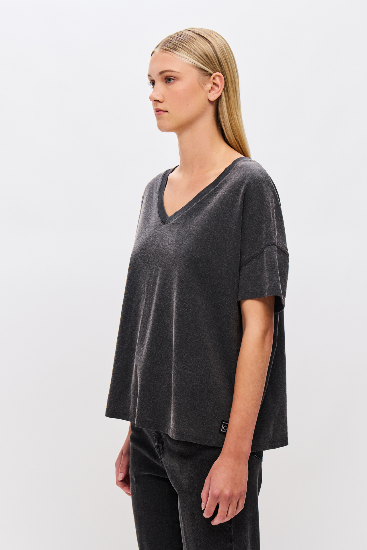 OVERSIZED V-NECK T-SHIRT