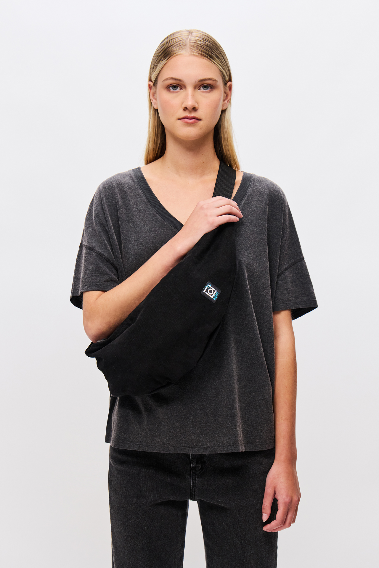 OVERSIZED V-NECK T-SHIRT