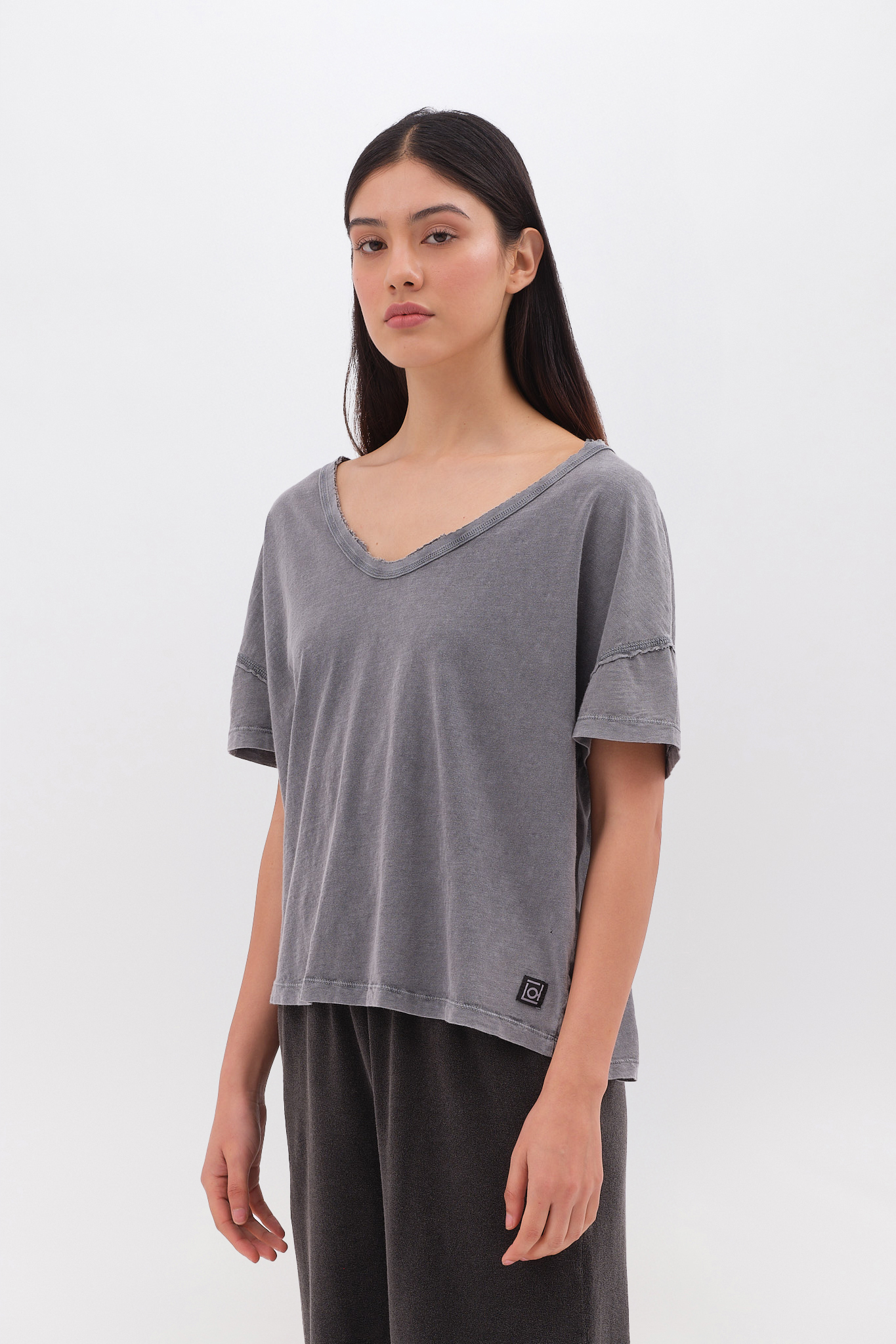 OVERSIZED V-NECK T-SHIRT