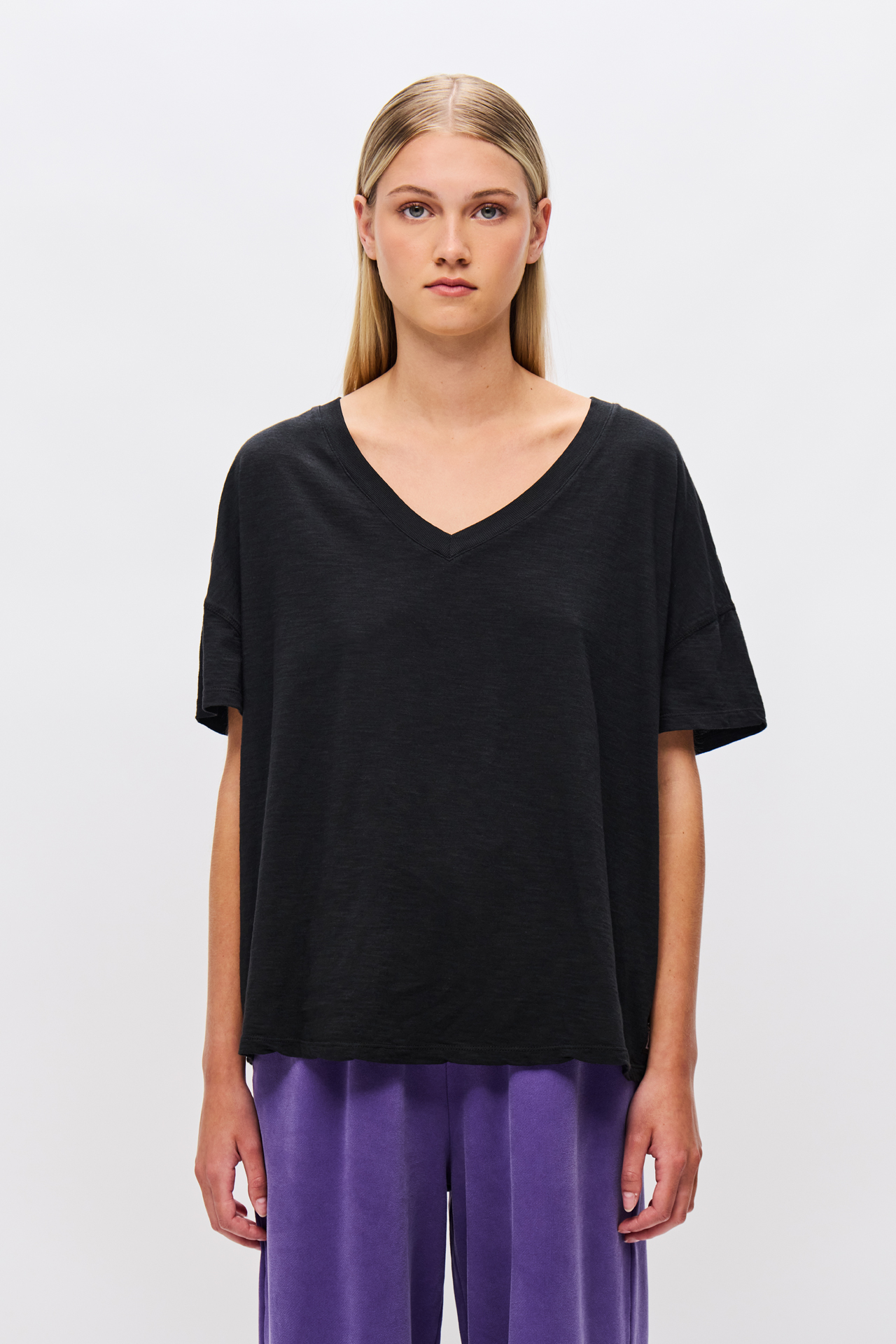 OVERSIZED V-NECK T-SHIRT