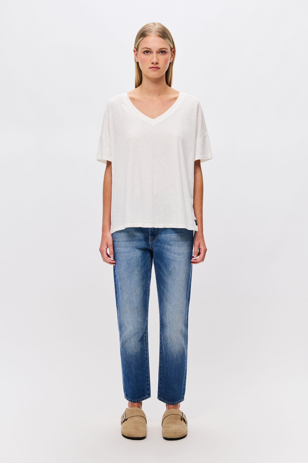 OVERSIZED V-NECK T-SHIRT