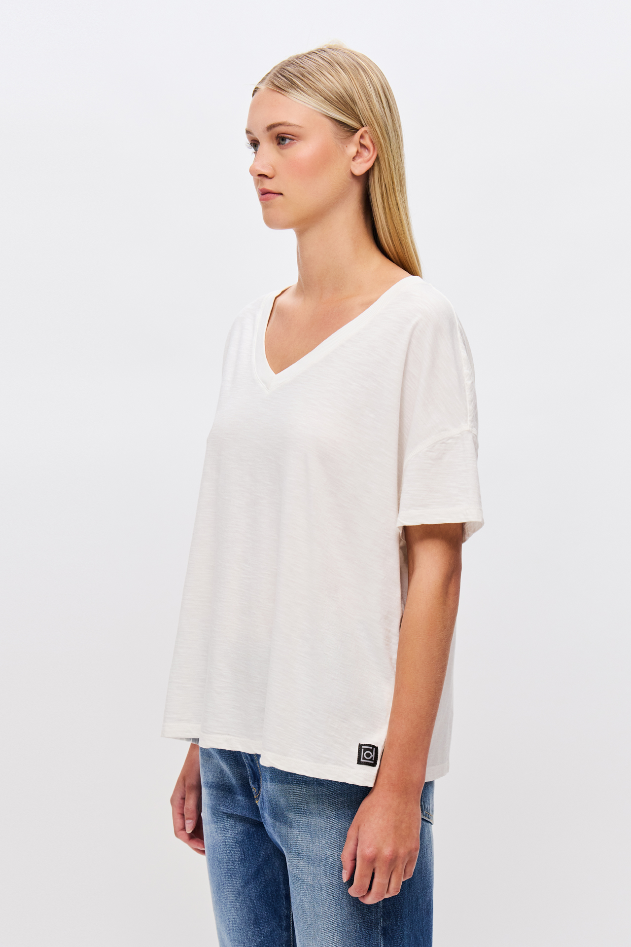 OVERSIZED V-NECK T-SHIRT