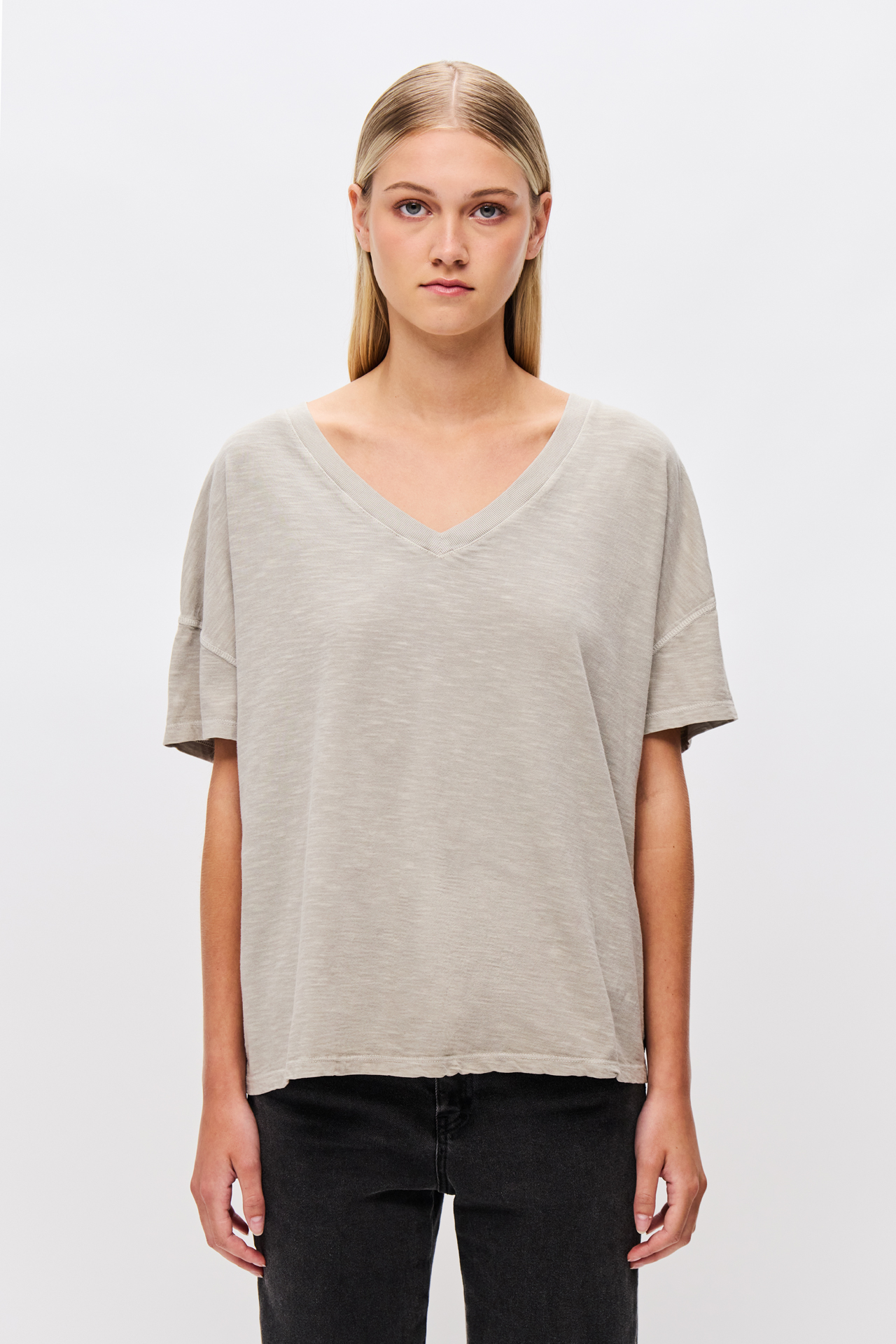 OVERSIZED V-NECK T-SHIRT
