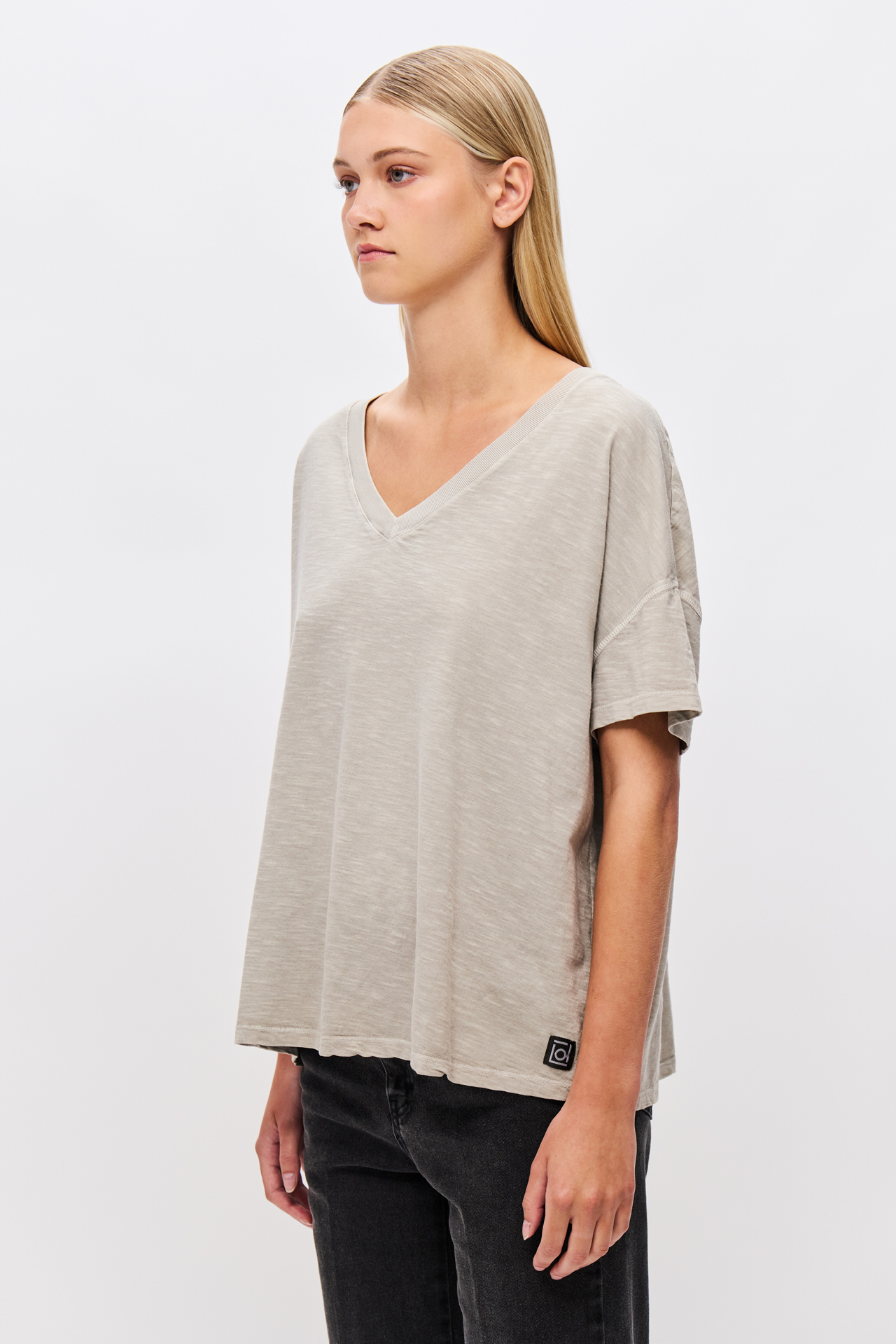 OVERSIZED V-NECK T-SHIRT