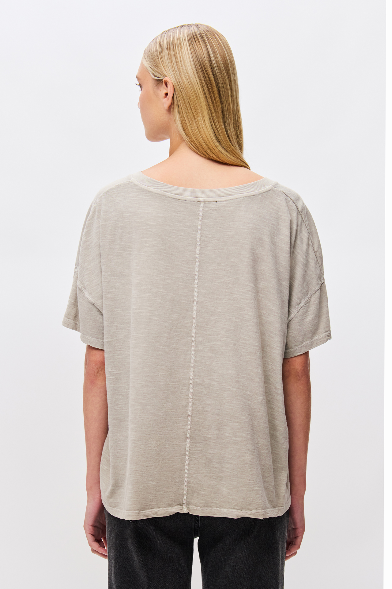 OVERSIZED V-NECK T-SHIRT