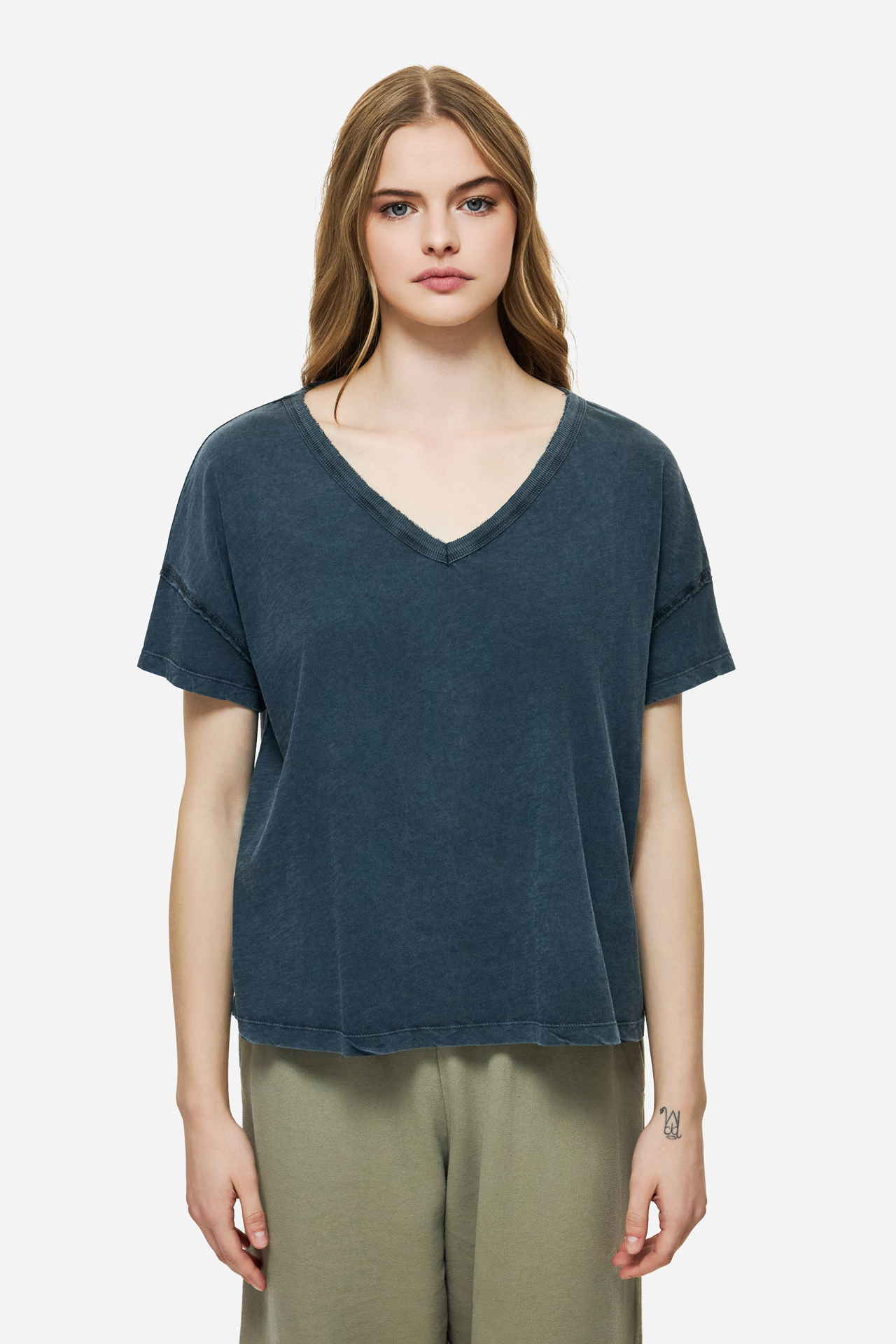 OVERSIZED V-NECK T-SHIRT