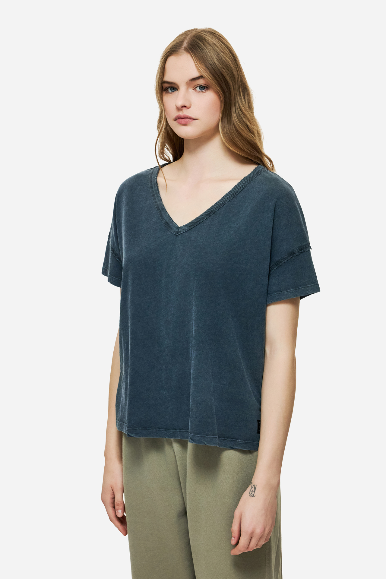 OVERSIZED V-NECK T-SHIRT