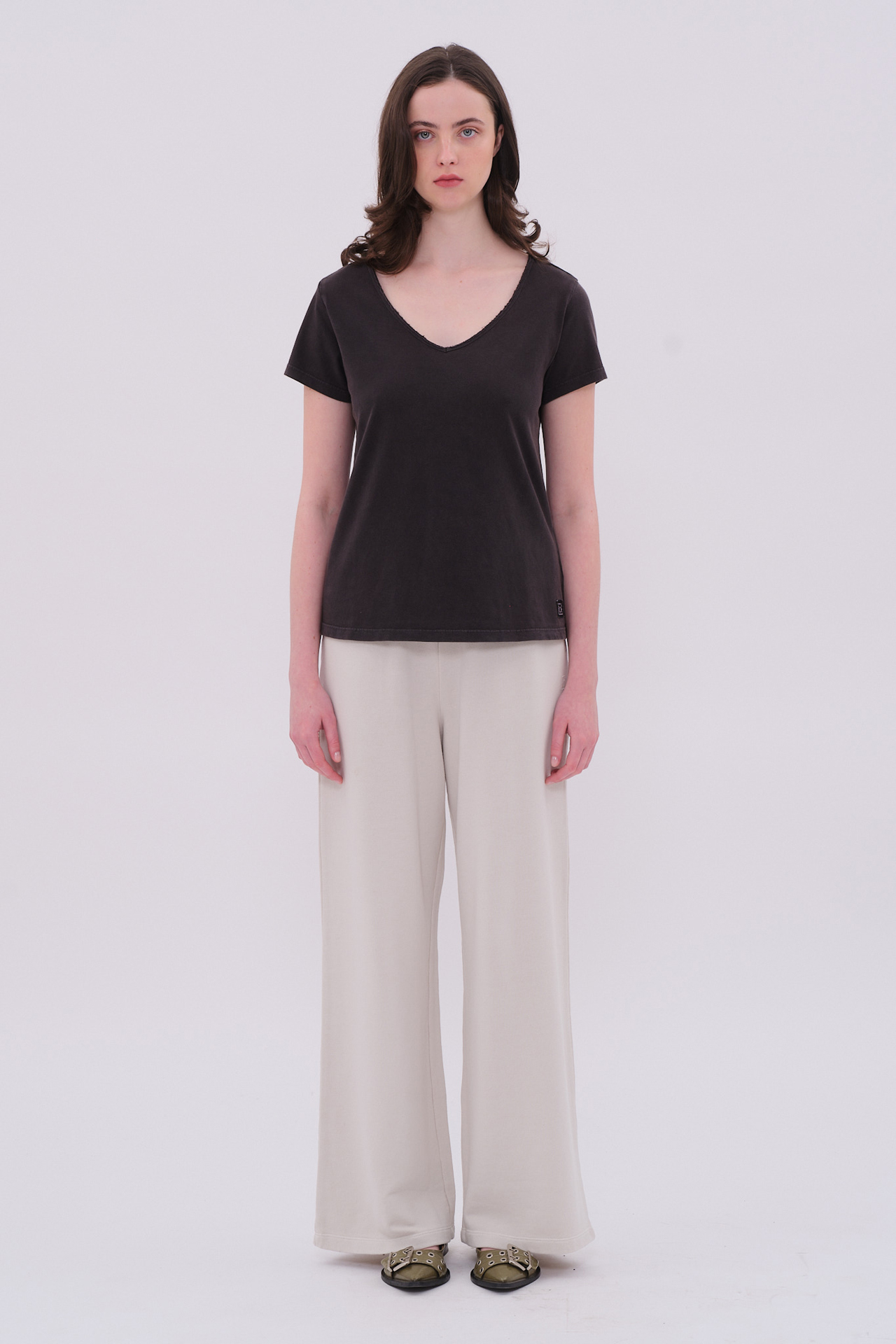 V-NECK T-SHIRT WITH PIPING