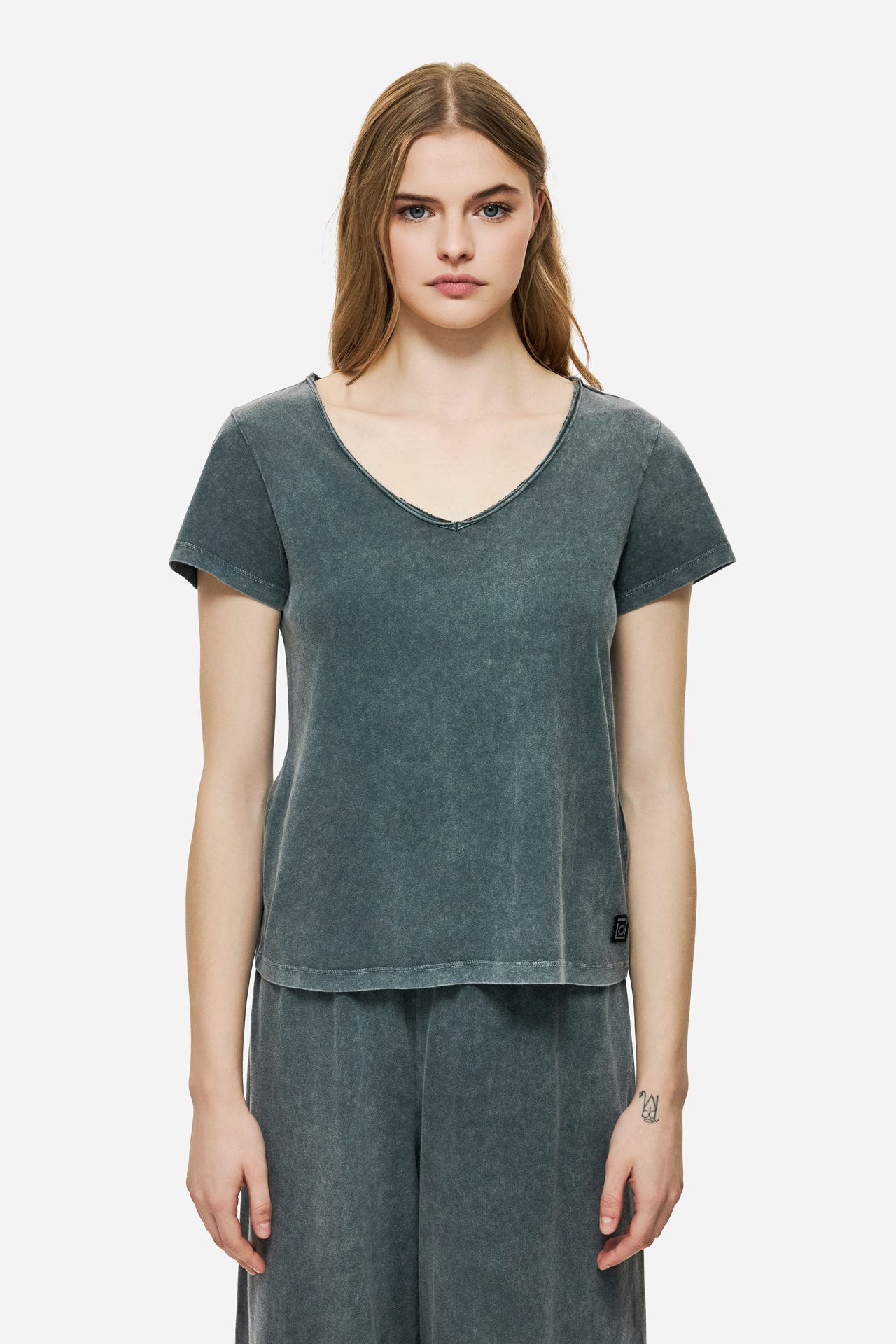 V-NECK T-SHIRT WITH PIPING