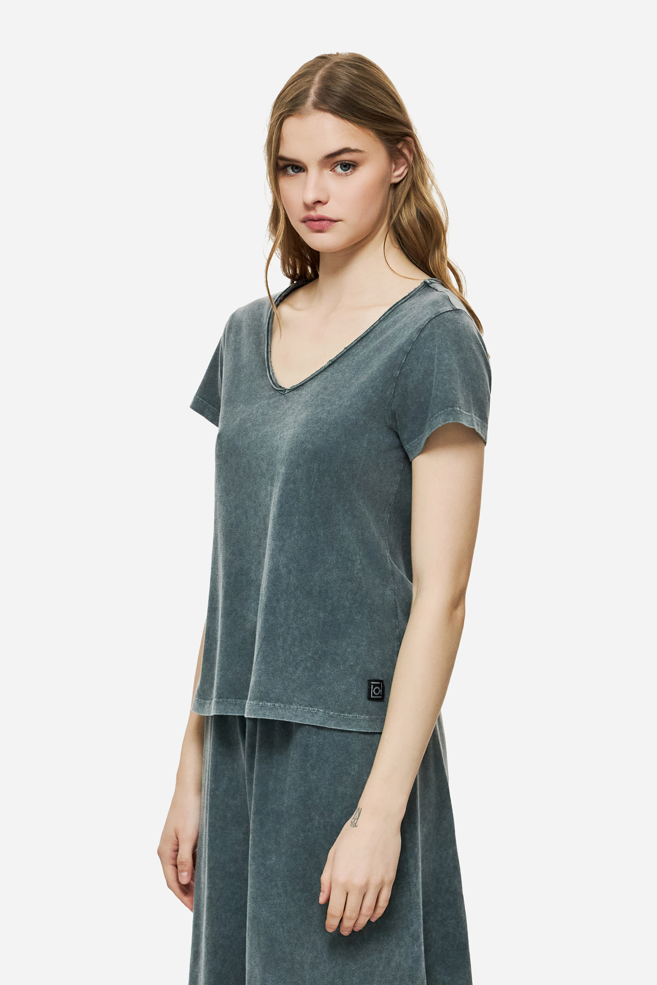 V-NECK T-SHIRT WITH PIPING