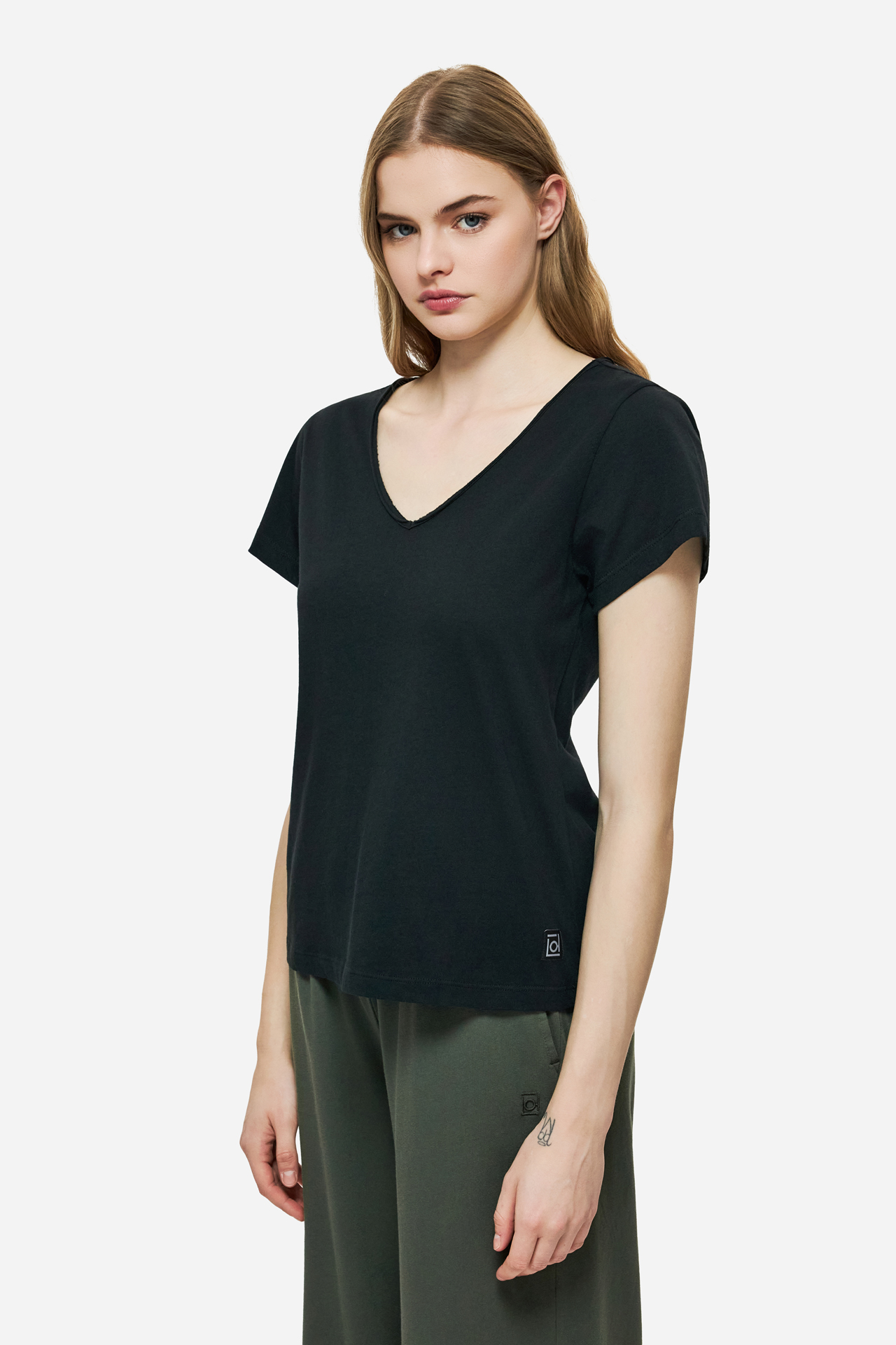 V-NECK T-SHIRT WITH PIPING