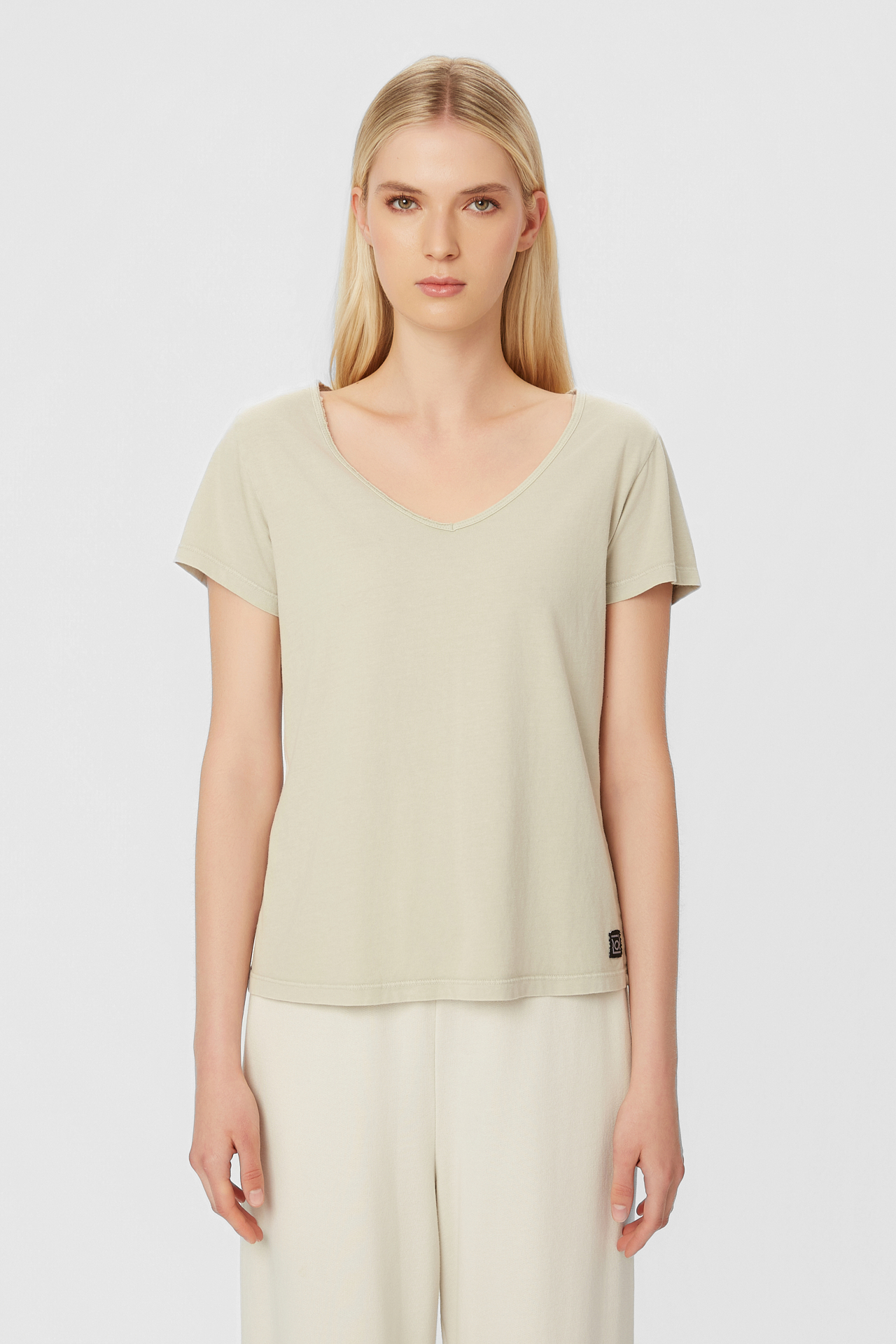 V-NECK T-SHIRT WITH PIPING