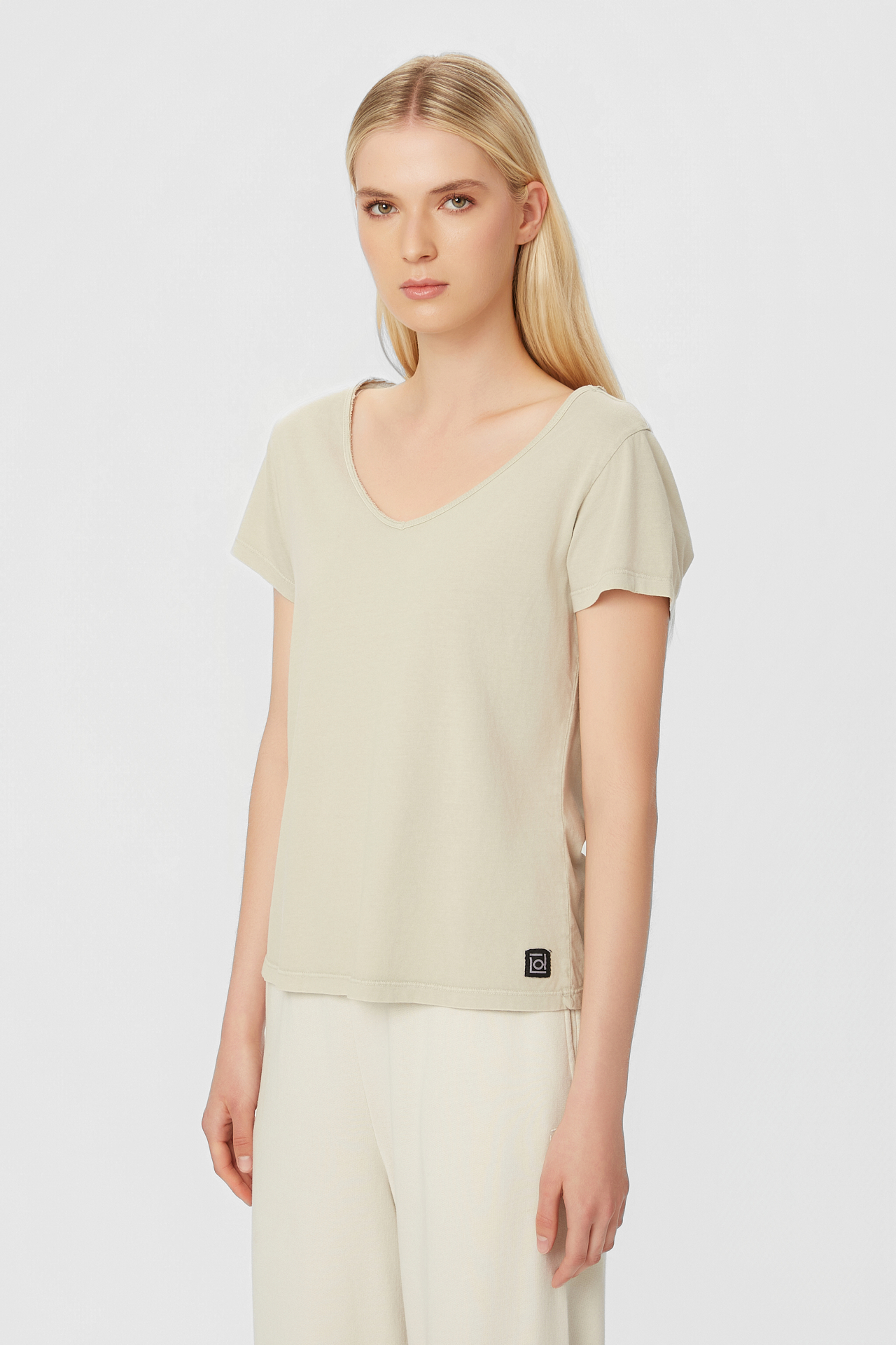 V-NECK T-SHIRT WITH PIPING