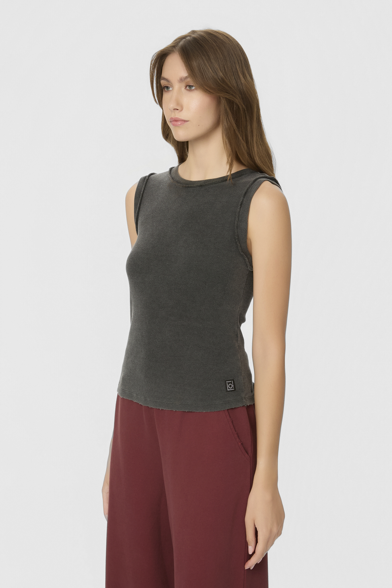 CURVED HEM RIB TANK TOP