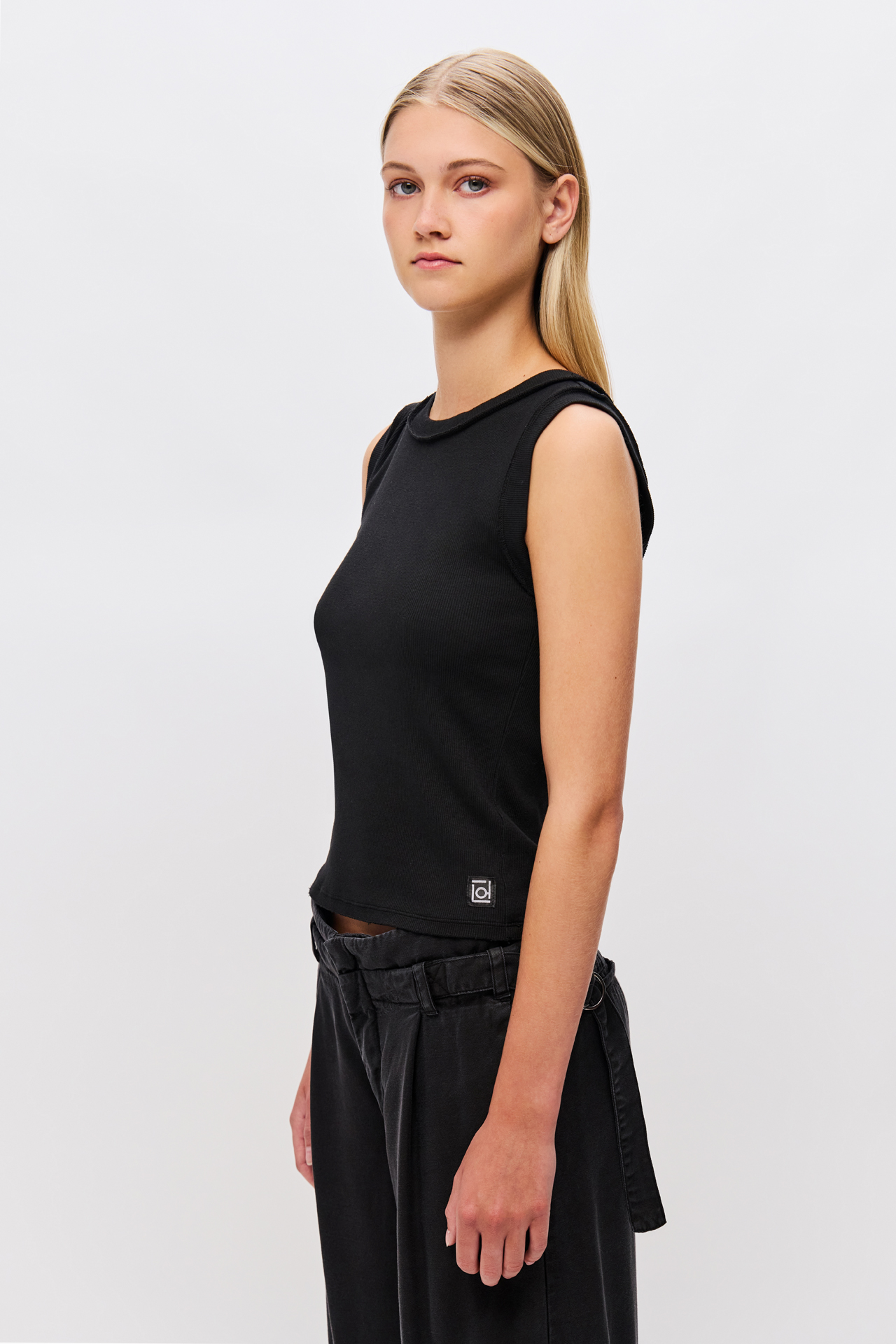 CURVED HEM RIB TANK TOP