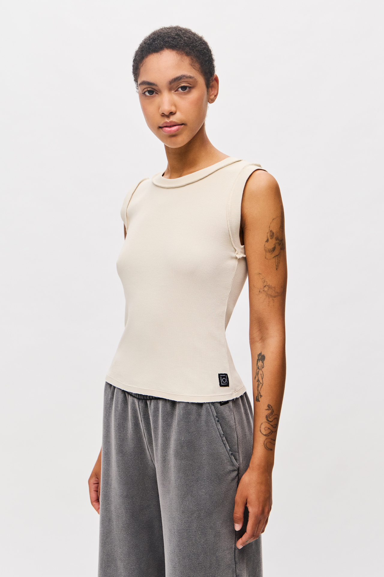 CURVED HEM RIB TANK TOP