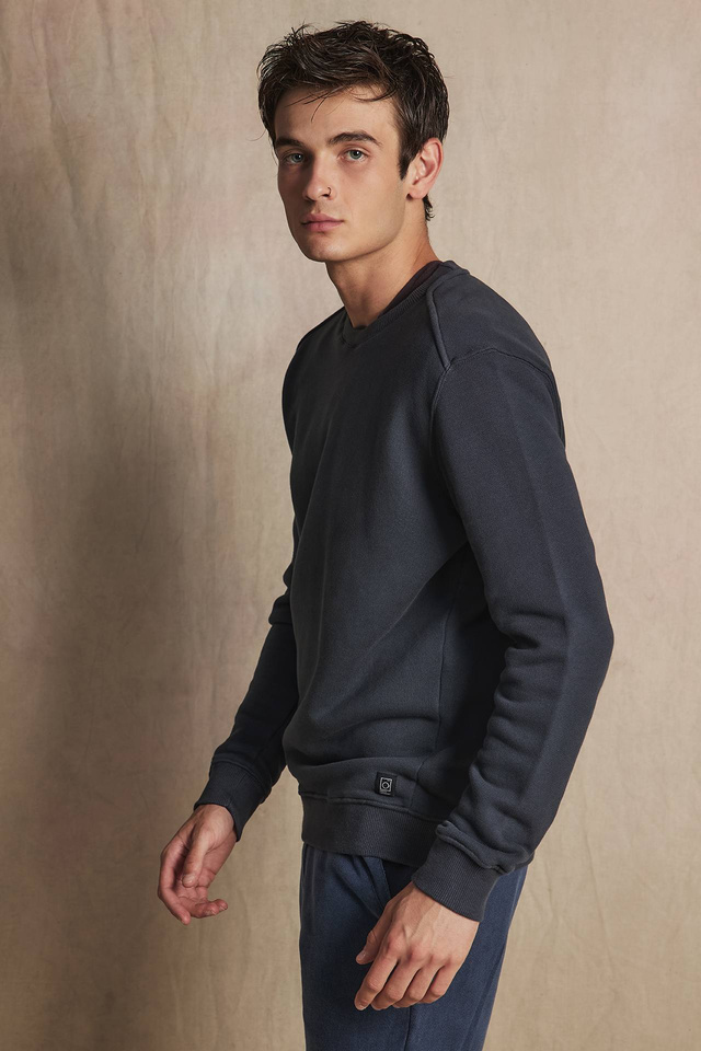 Edging Shoulder Crewneck