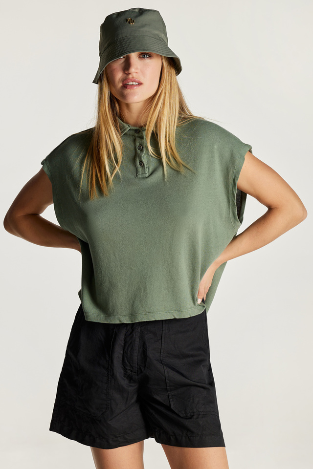 Shortsleeve T-shirt with Collar and Buttons