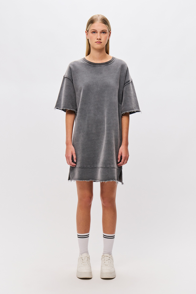 Φόρεμα με Ακατέργαστες Λεπτομέρειες και ΠλαΪνά Ανοίγματα