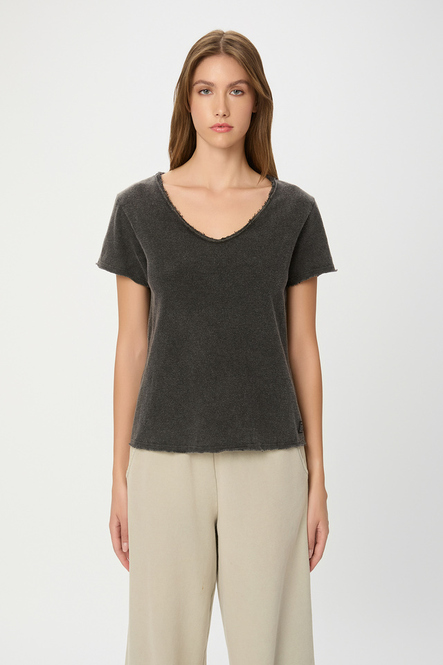 Τ-Shirt με Ακατέργαστες Λεπτομέρειες σε Κανονική Γραμμή