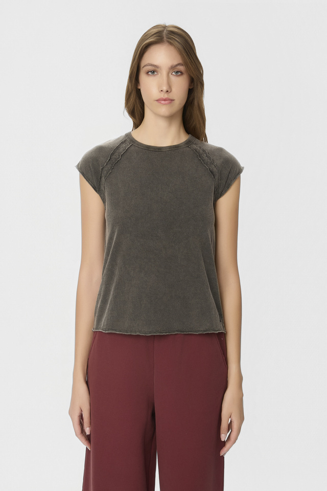 T-Shirt με Ρεγκλάν Μανίκια και Ακατέργαστες Λεπτομέρειες