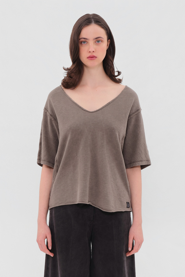 T-Shirt με V Λαιμόκοψη και Λεπτομέρειες