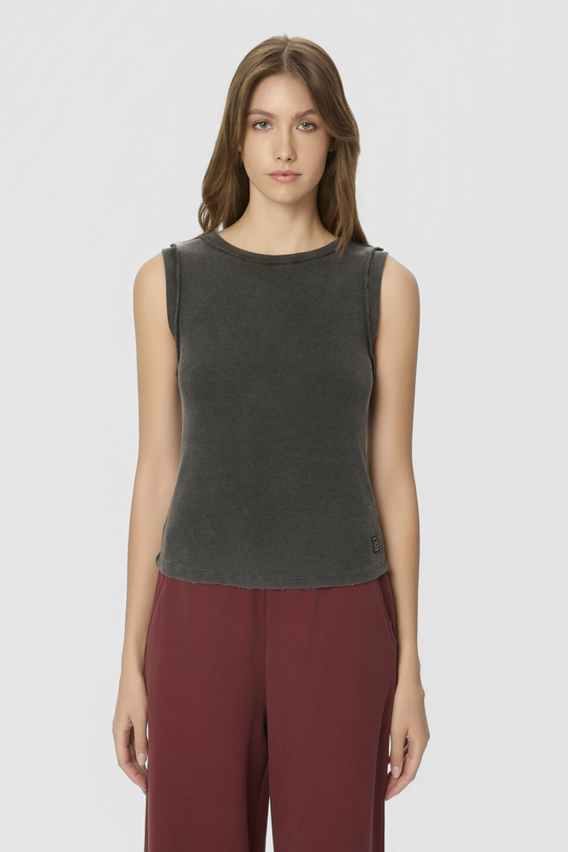 CURVED HEM RIB TANK TOP