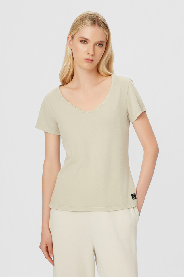 T-Shirt με V Λαιμόκοψη